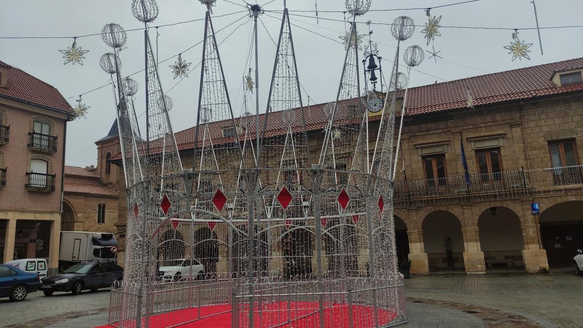 Corona de luces instalada en el centro de la Plaza Mayor.