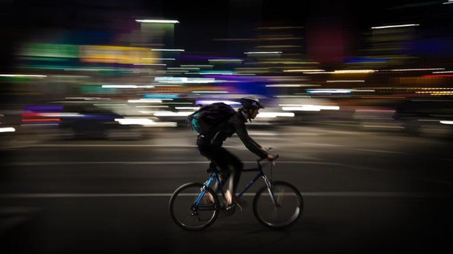 Un joven que transporta comida a domicilio en bicicleta.