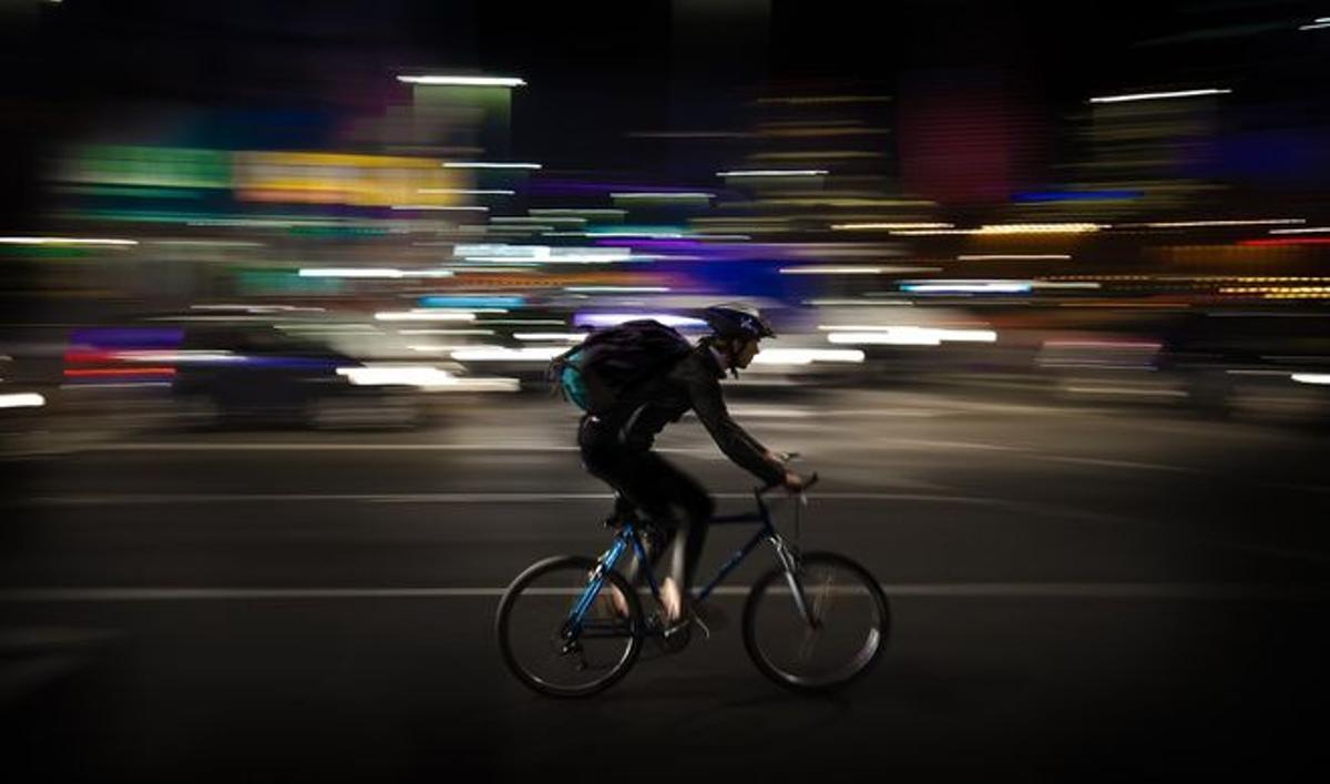 Un joven que transporta comida a domicilio en bicicleta.