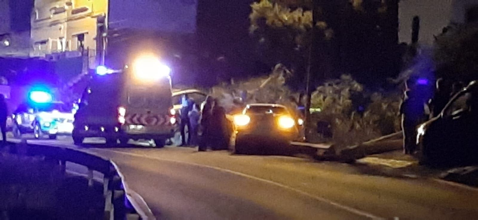 Un coche se sale de la vía en la carretera de San Lorenzo