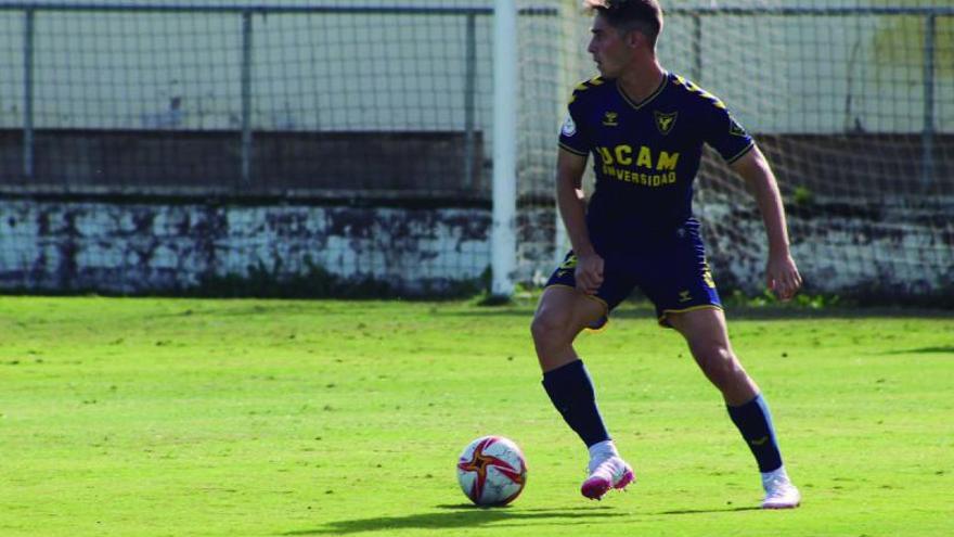 Álvaro Martínez controla el balón. | UCAM MURCIA CF