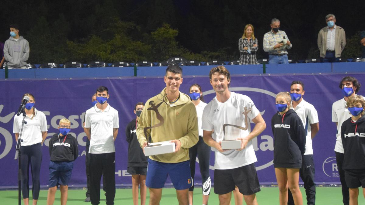 Carlos Alcaraz y Juan Carlos Ferrero, con los trofeos del 'guardián' del Ágora