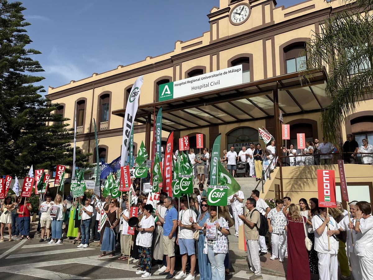 Concentración frente al Hospital Civil contra los nuevos precios del aparcamiento provisional.
