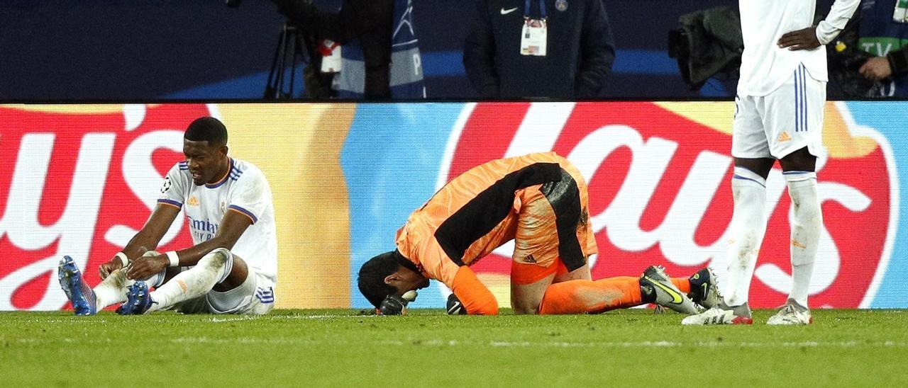 Los jugadores del Real Madrid se lamentan de la derrota ante el PSG en octavos de final de la Liga de Campeones