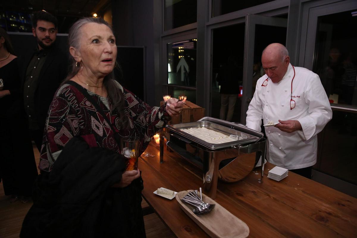 El chef Carles Gaig, encargado de la comida del evento, junto a Mont Plans.