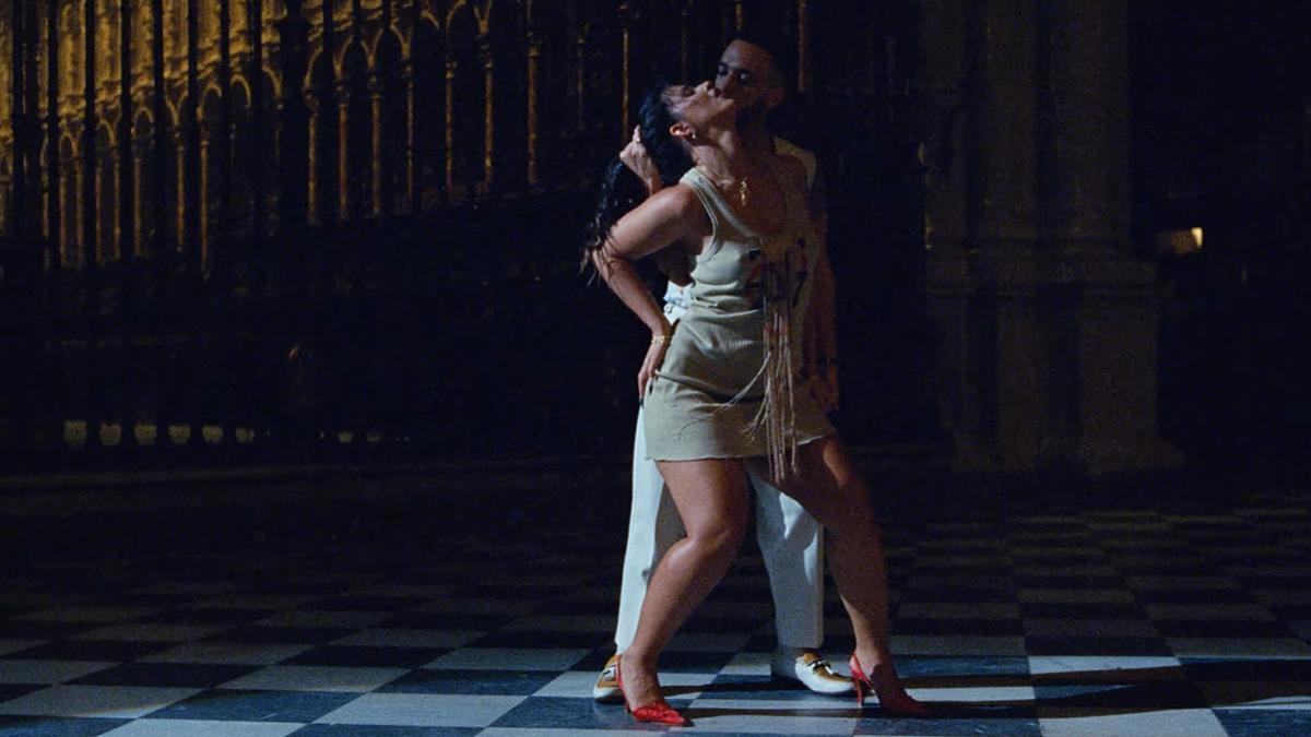 C. Tangana y Nathy Peluso, en el videoclip de 'Ateo'.