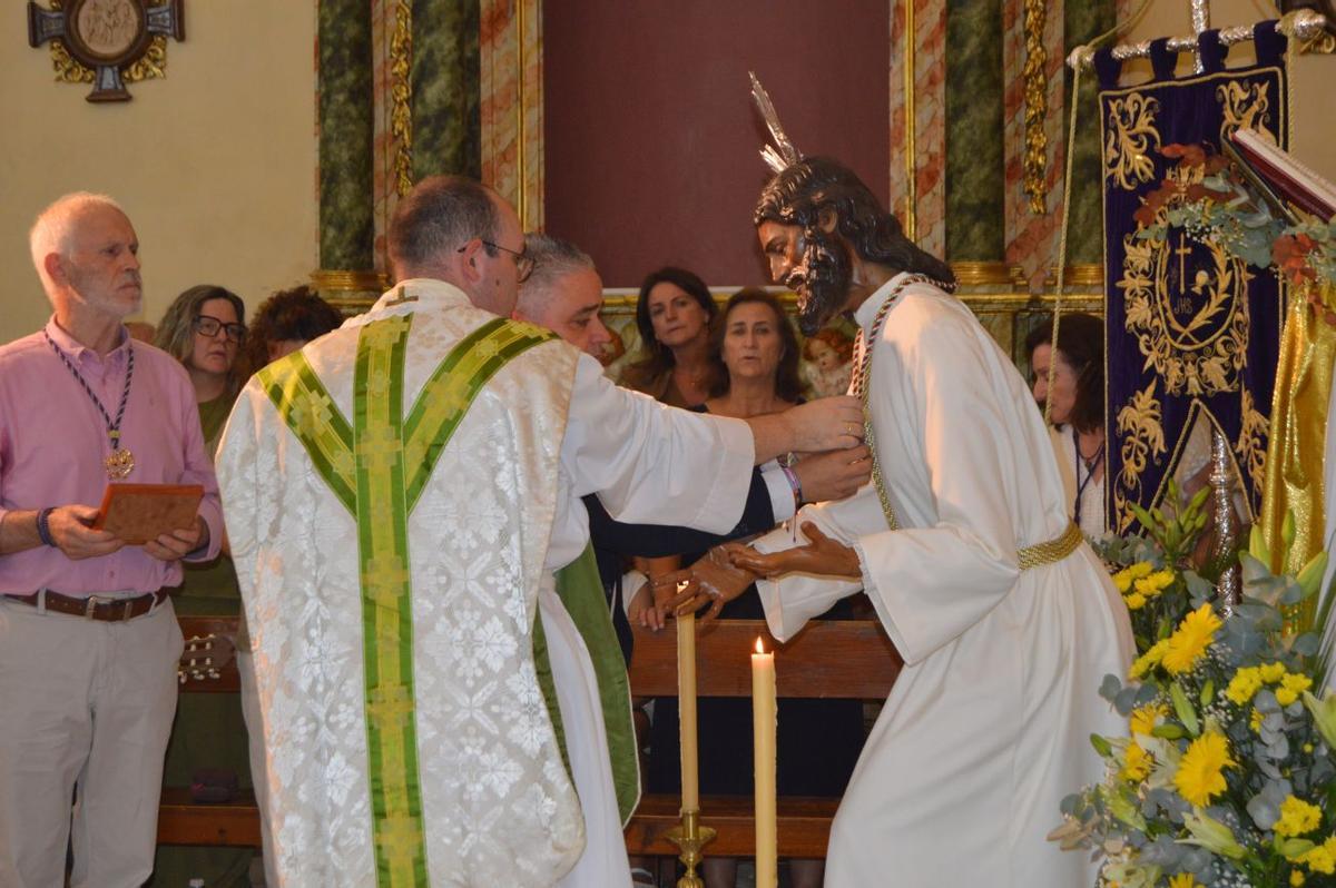 Imposición de la Medalla de La Colonia a la imagen del Nazareno.