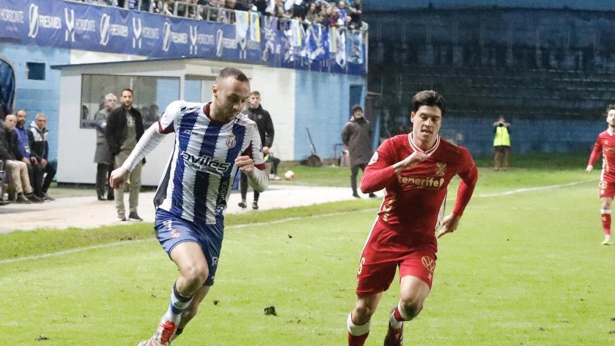 Álvaro Santamaría, a la izquierda, intenta superar a un futbolista del Tenerife.