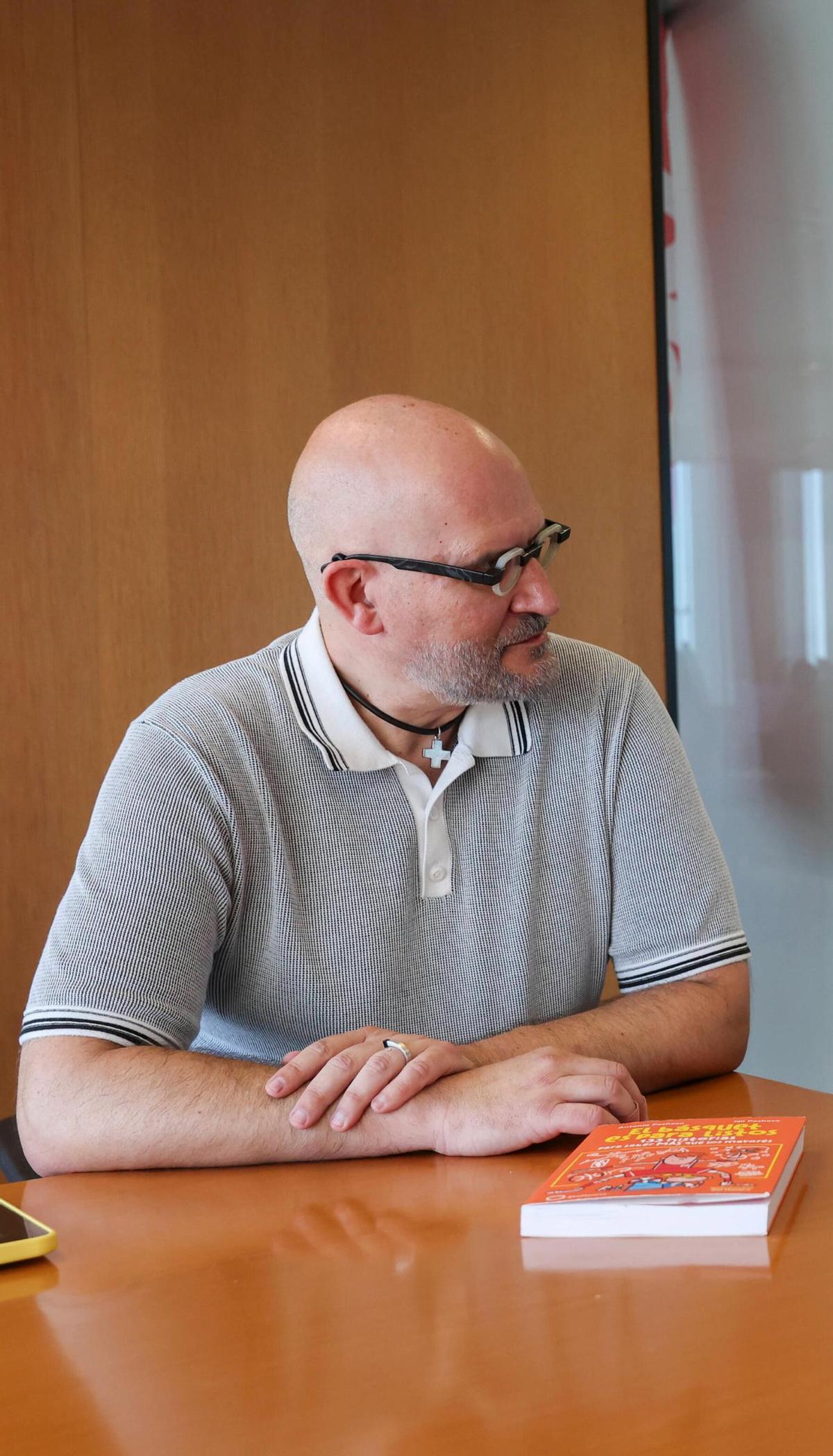 Antonio Pacheco con el libro 'El básquet es para listos'