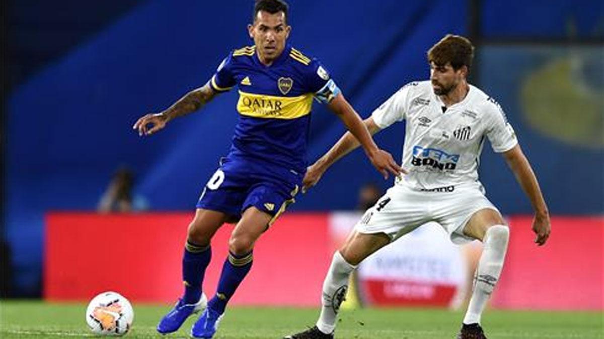 Luan Peres defendiendo a Carlitos Tevez en las semifinales de la Libertadores