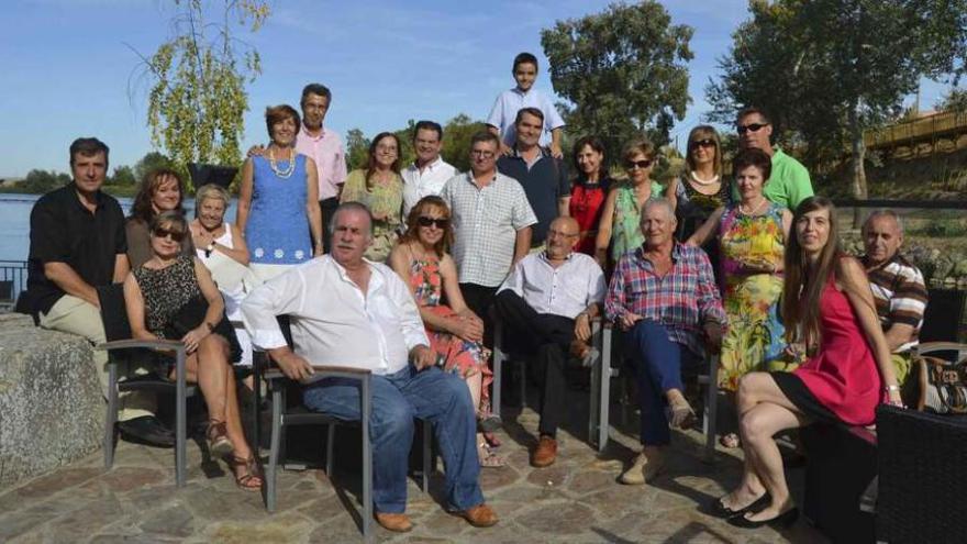 Los Puga primos con sus acompañantes posan junto al Duero donde celebraron una comida de hermandad.