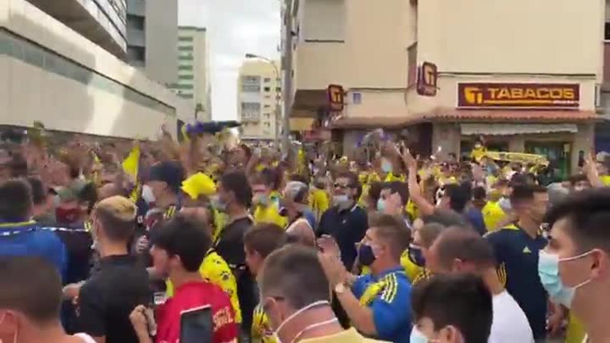 Aficionados del Cádiz CF la puerta del estadio