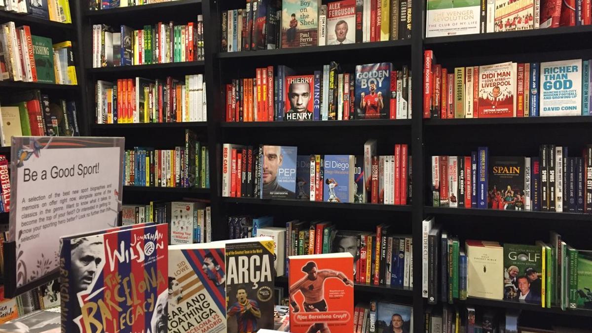 Imágenes de libros sobre fútbol y deporte en una librería londinense