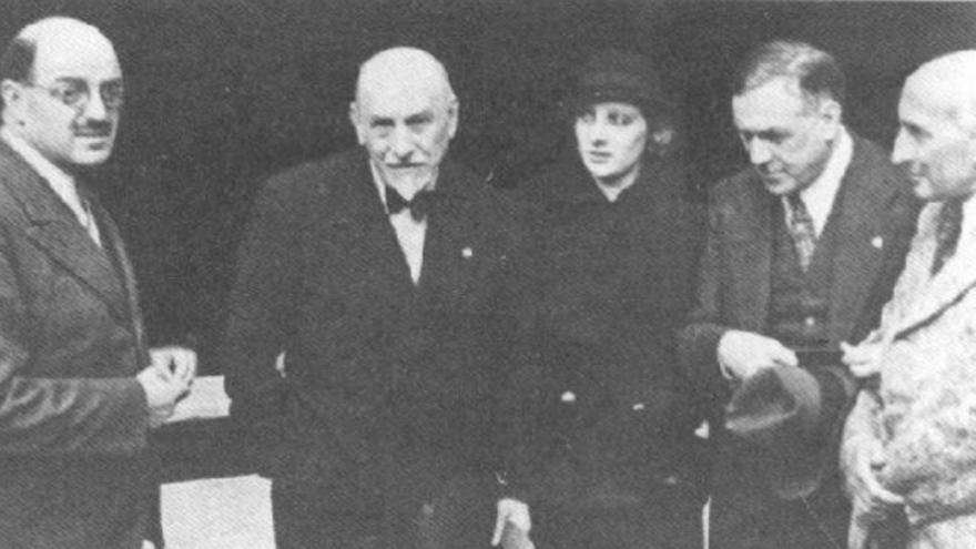 Silvio D&#039;Amico y Luigi Pirandello con otros. 