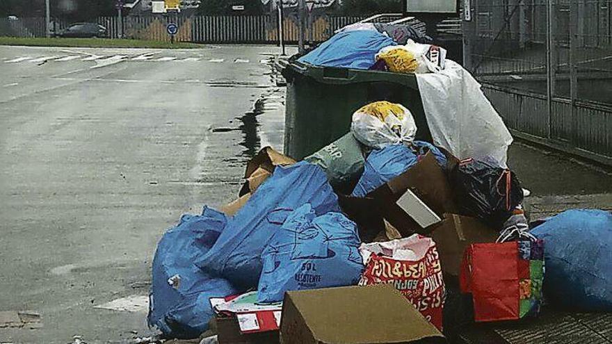 Gran cantidad de basura, ayer, junto a un contenedor de las inmediaciones de Cerdeño.