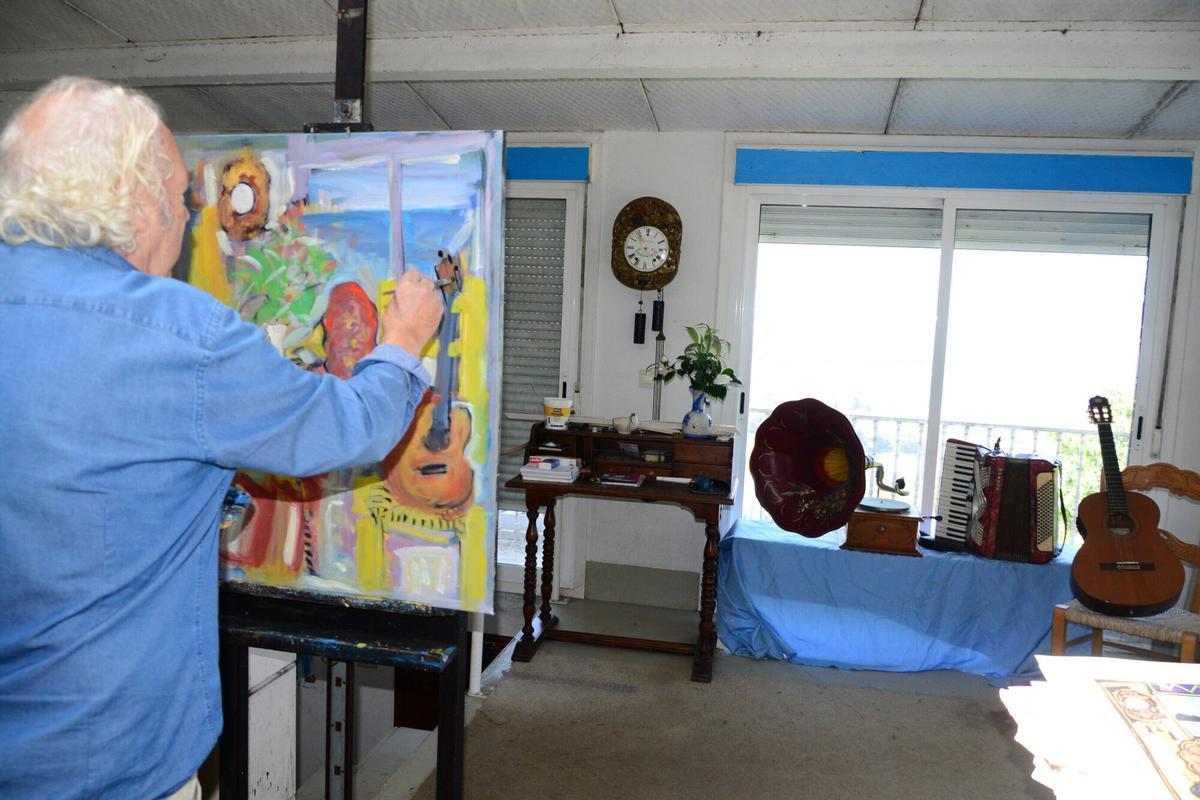 El pintor José María Barreiro en su casa-estudio de Bueu