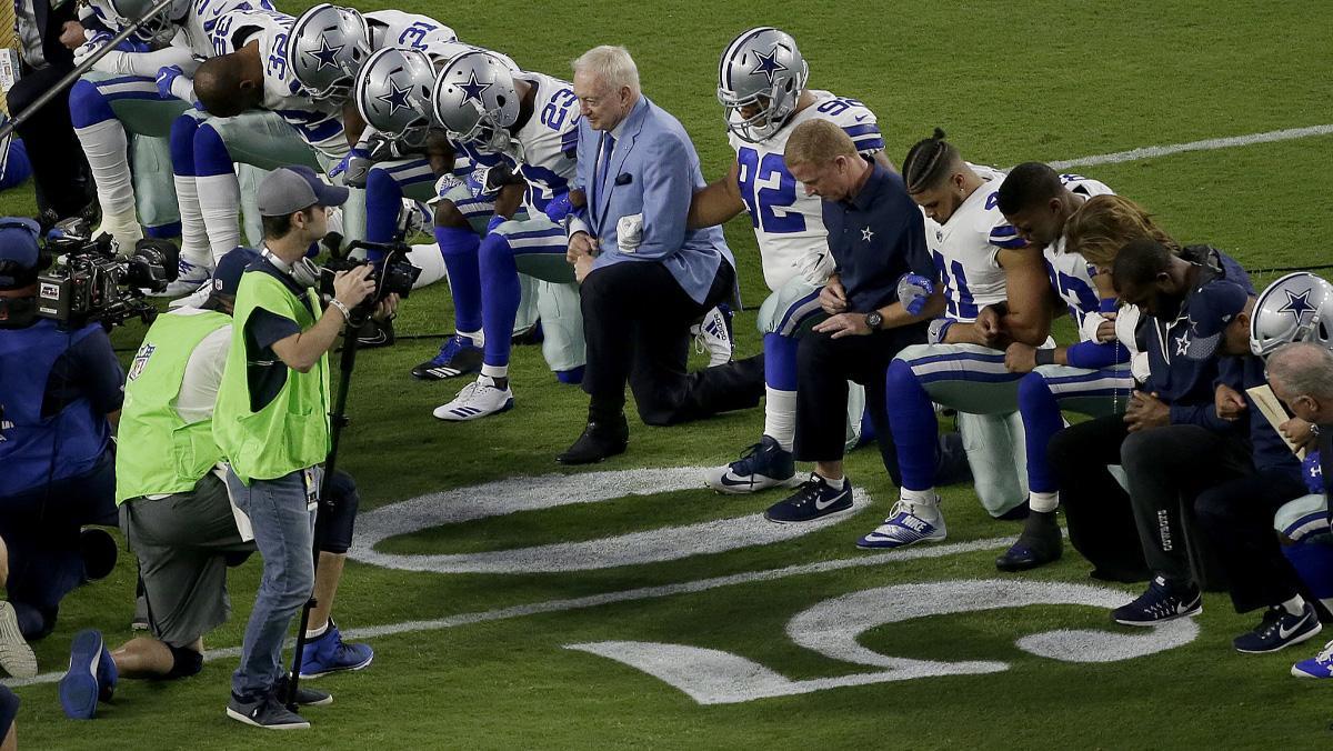Los jugadores de fútbol americano protestan contra Trump y contra la violencia racial.