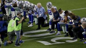 Els jugadors de futbol americà protesten contra Trump i contra la violència racial.
