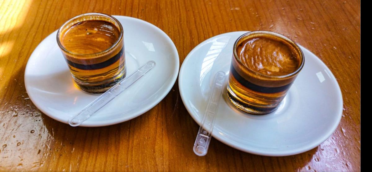 Chupitos de carajillo, una de las curiosidades que nos podemos encontrar en el Bar Avenida del Mar de Onda.