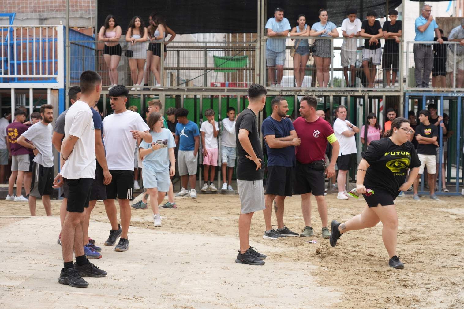 El Grau da inicio a las fiestas de Sant Pere con pólvora, bous y música