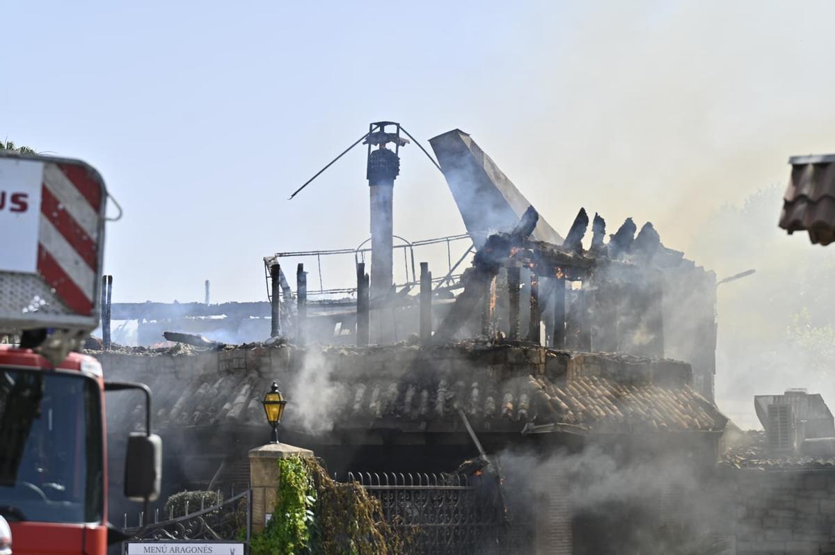 En imágenes | Un incendio calcina el restaurante La Junquera de Zaragoza