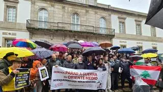 Cerca de 200 personas se concentran en Vigo para pedir «parar la guerra»