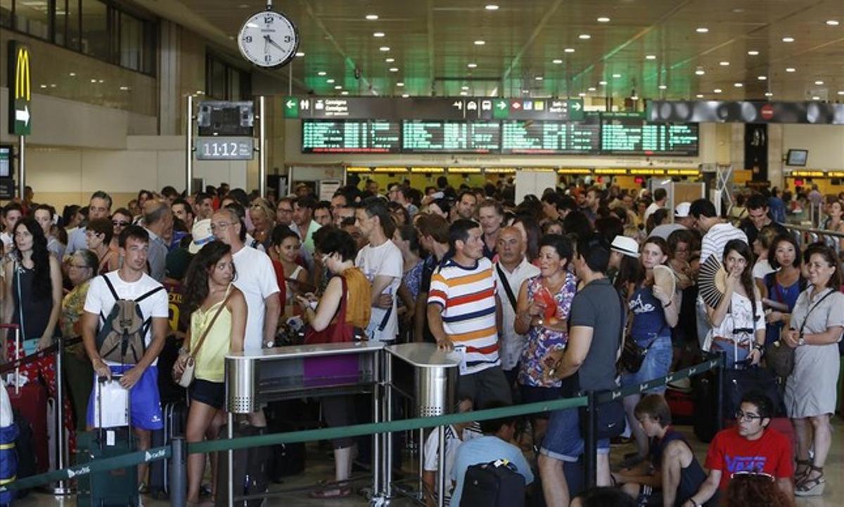 Aglomeració de passatgers al vestíbul de l’estació central de Sants durant una incidència. Aglomeració de passatgers al vestíbul de l’estació central de Sants durant una incidència.