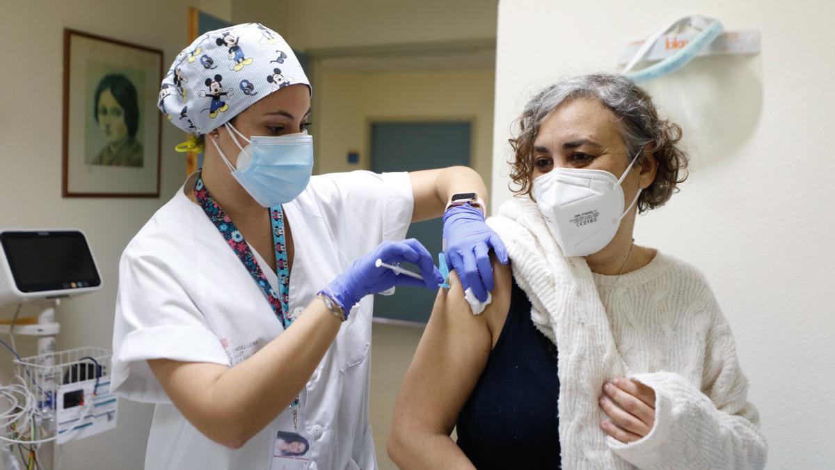 Una señora recibe la segunda dosis de la vacuna en Ibiza.