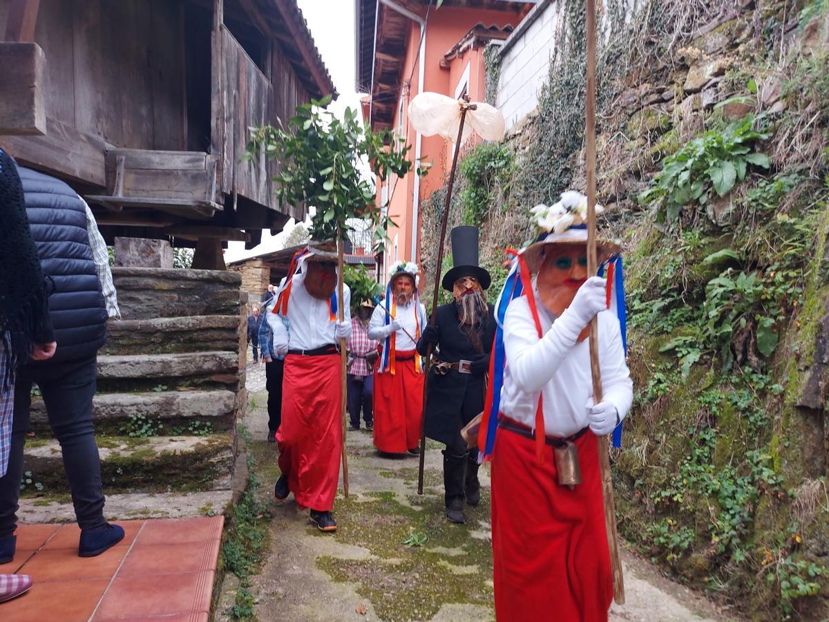 En imágenes: los guilandeiros recorren las calles de Villatresmil, en Tineo