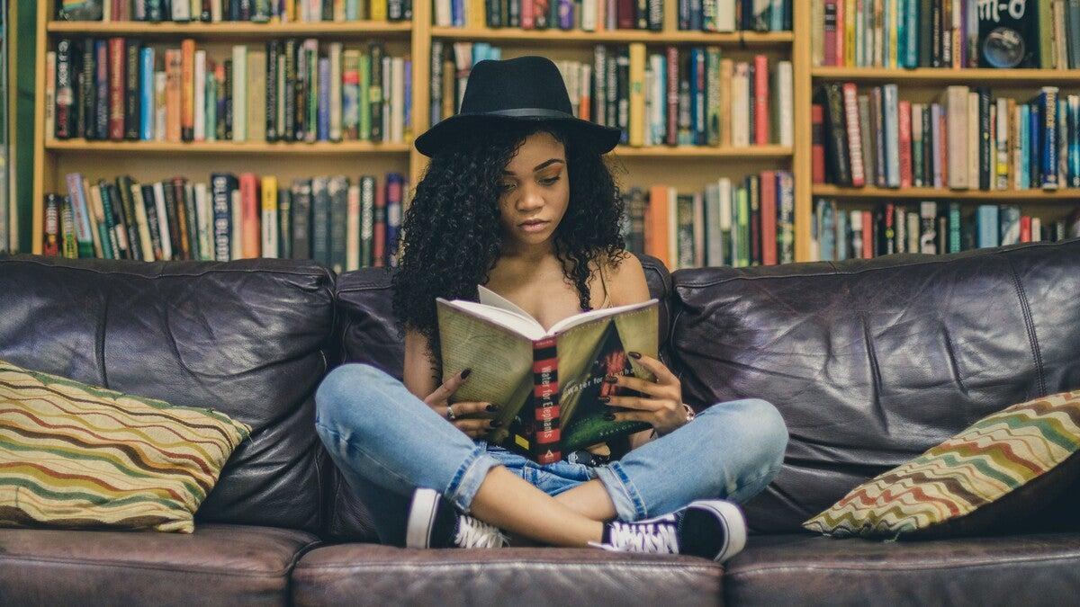 Mujer leyendo mejores libros