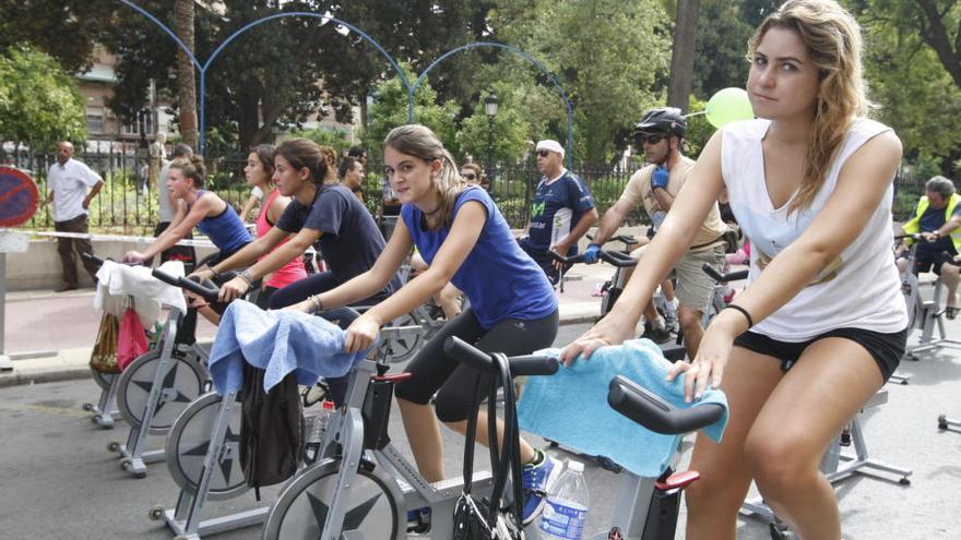 Los ciudadanos &quot;toman&quot; el Barrio del Carmen en la II Ciclovida de Murcia