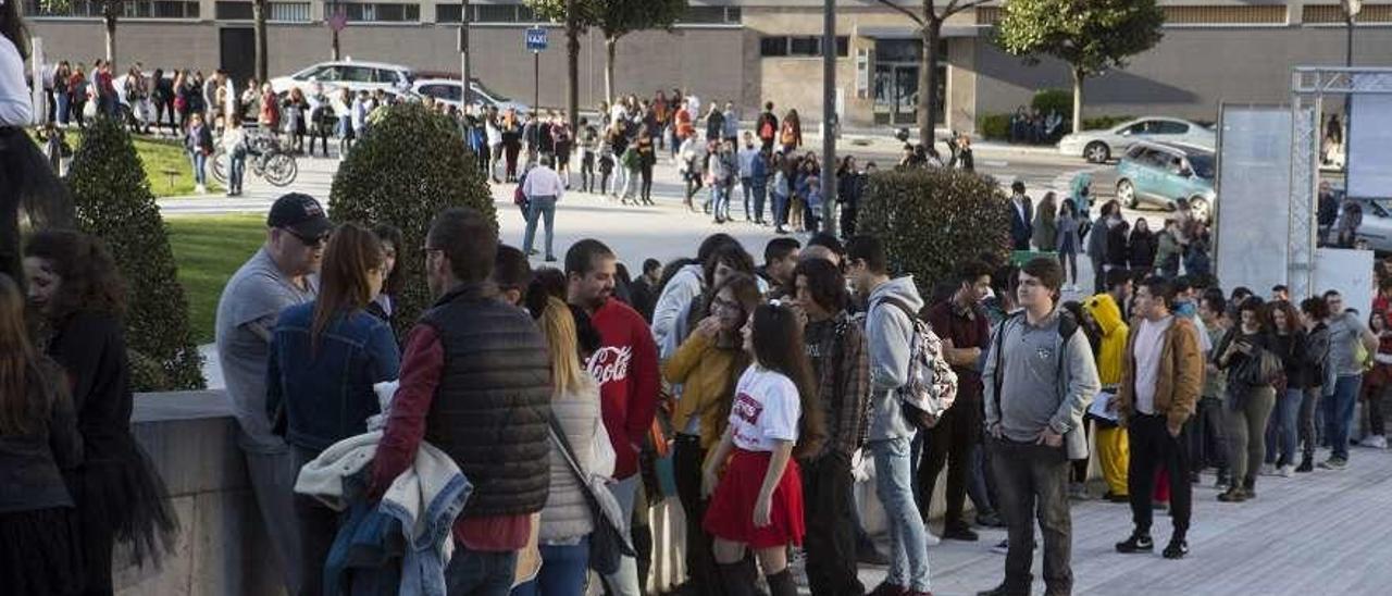 Una larga cola a la entrada del Calatrava para acceder a la Cometcon, el pasado marzo.