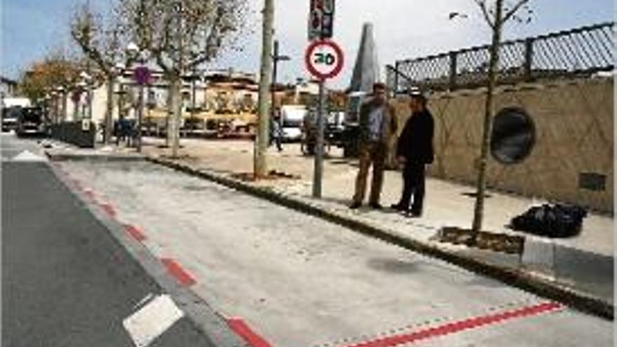 El regidor de Mobilitat, Lluís Costabella (a la dreta), a la zona vermella.