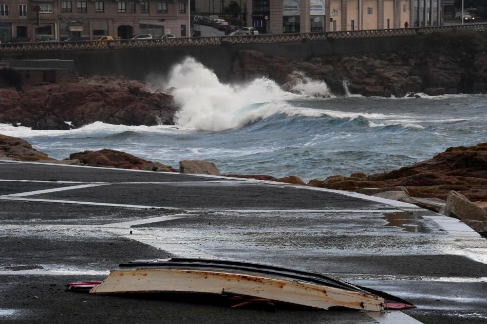 La alerta naranja continúa en el mar. El acceso a las playas y a la torre de Hércules permanece restringido.