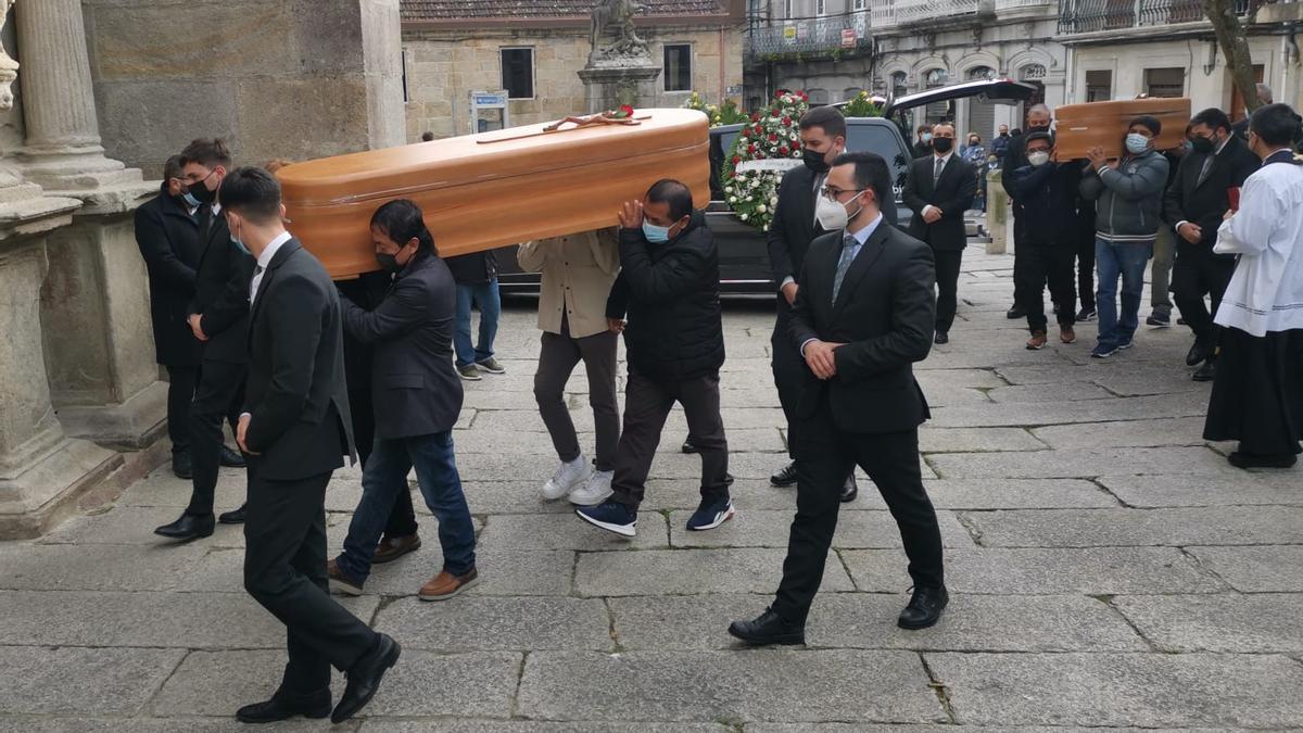 Llegada de los féretros de los dos marineros peruanos a la excolegiata de Cangas.