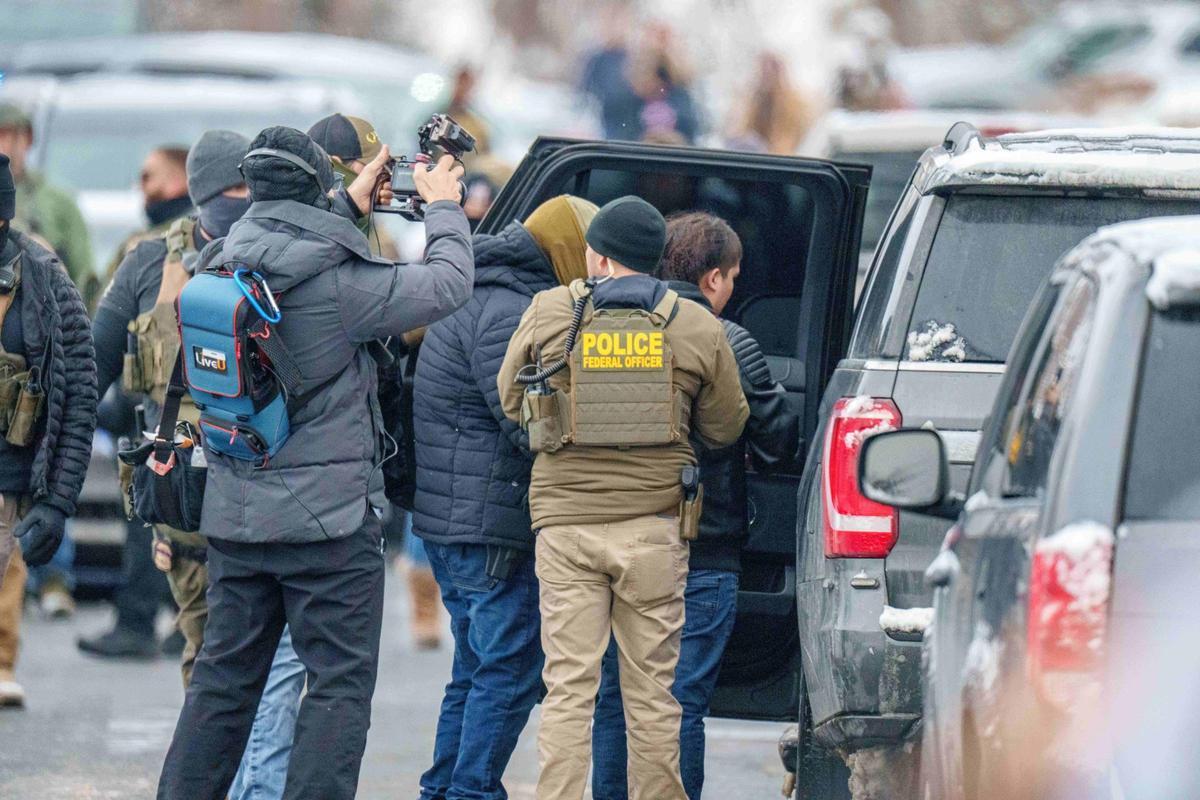 Imagen de archivo de agentes del ICE durante una detención en EEUU.