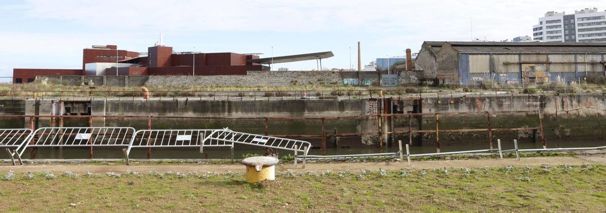 Los terrenos sobre los que comenzará la intervención municipal, con el Acuario al fondo. | ÁNGEL GONZÁLEZ