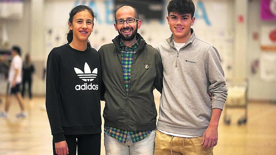 Los dos atletas estradenses posan en el pabellón Coto Ferreiro con su entrenador. // Bernabé/Cris M.V.