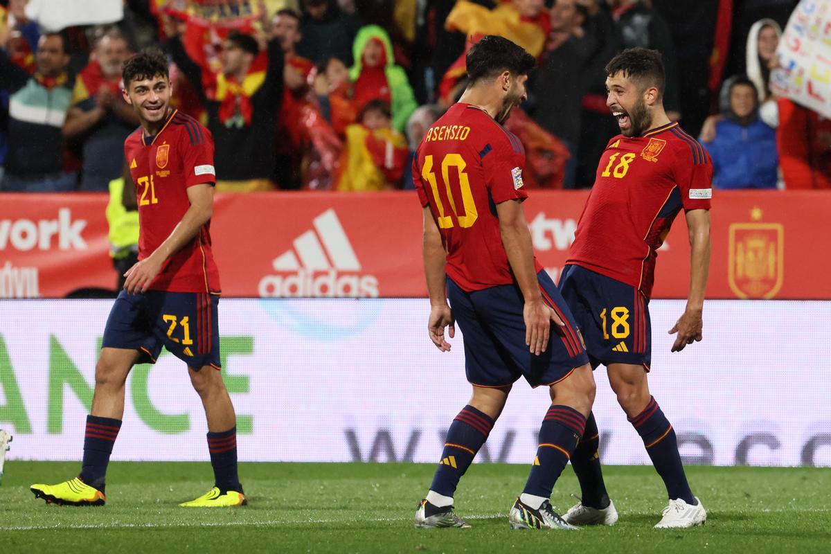 ZARAGOZA, 24/09/2022.- El defensa de la selección española Jordi Alba (d) celebra con Marco Asensio (c) tras marcar ante Suiza, durante el partido de la Liga de Naciones que España y Suiza disputan este sábado en el estadio de La Romareda, en Zaragoza. EFE/Toni Galán