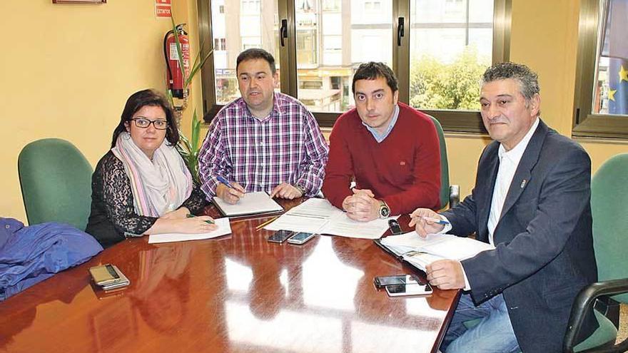 Por la izquierda, Ana González, Alfredo Rodríguez, Gerardo Sanz y César Díaz, en Posada, ayer.