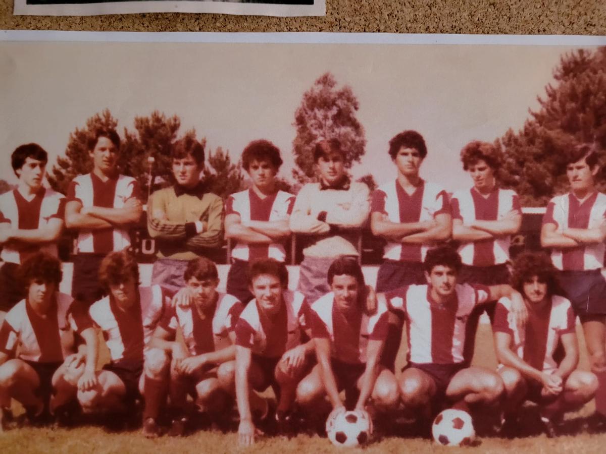 Una alineación de los juveniles del Alondras de la División de Honor, con Dominguitos como jugador: agachado, primero por la derecha.