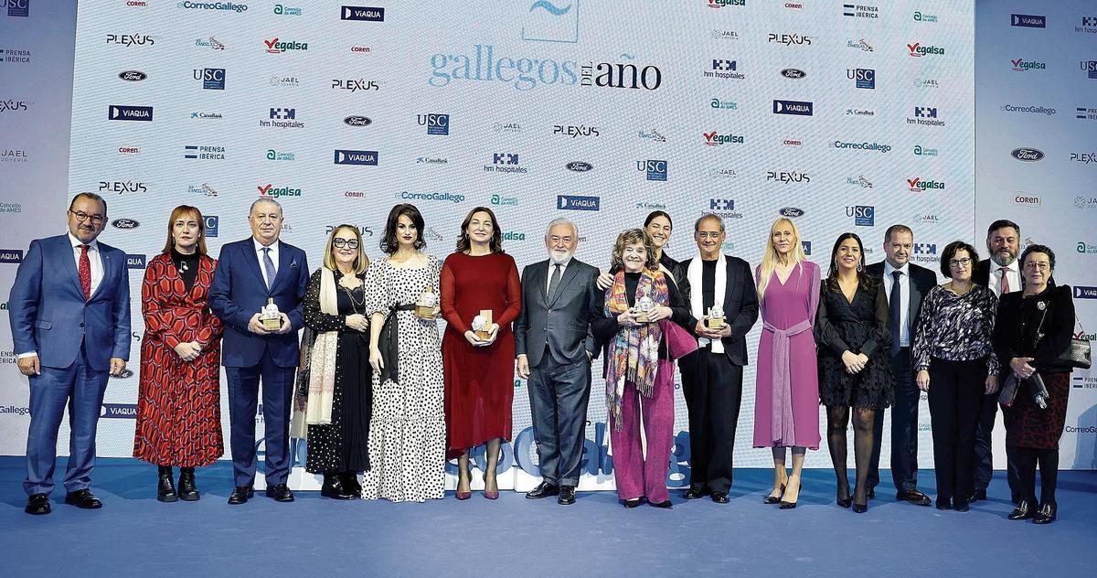 El jurado con los premiados: Antonio López, desde la izquierda, rector de la USC y secretario del jurado de los Premios Gallegos del Año; Belén Hernández, gerente del Consorcio de Santiago; José María González Carballedo y Pilar Rivas Reglero, padres del galardonado Diego González Rivas; la poeta y gestora cultural Yolanda Castaño; Carmen Lence, CEO del Grupo Lence;  Darío Villanueva, exdirector de la RAE, exrector de la USC y presidente del jurado de los Premios Gallegos del Año; Teresa Dueñas e Iria Abelleira, madre y hermana de la premiada Teresa  Abelleira; el antropólogo Felipe Criado Boado; la periodista Ana Peón, miembro del Consejo de Administración de CRTVG; Susana Pérez, presidenta de la Asociación Empresarias de Galicia; Javier Míguez, empresario hostelero; Estrella Rodríguez, directora del Centro de Formación e Experimentación Agroforestal de Monforte de Lemos; Miguel Mosteiro, jefe de cocina del  espacio gastronómico Gastrolab Arousa, y Rosario Álvarez, presidenta del Consello da Cultura Galega.