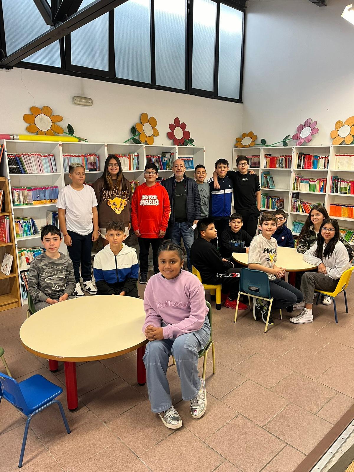 El docente de Primaria y  director del Quiñones de León, Juan Castro, en las instalaciones del centro.