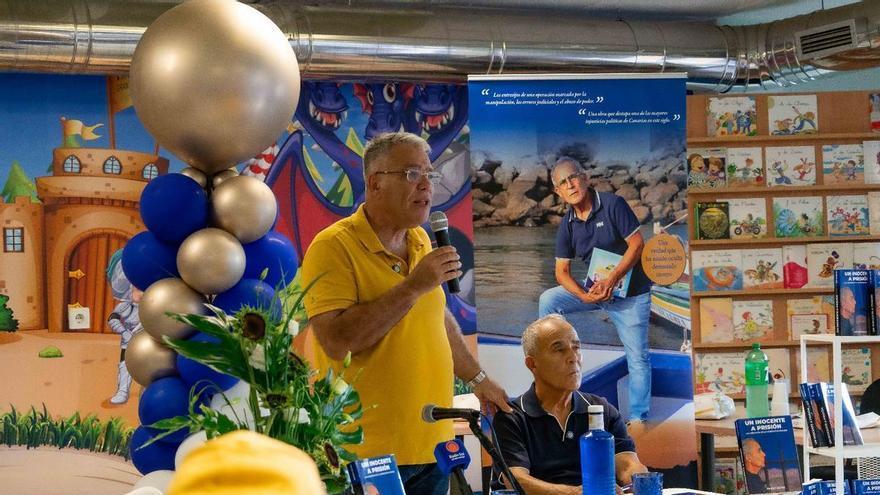 Pedro Reyes presenta su libro sobre la Operación Paraíso en Castillo del Romeral junto al exconcejal Pacuco Guedes