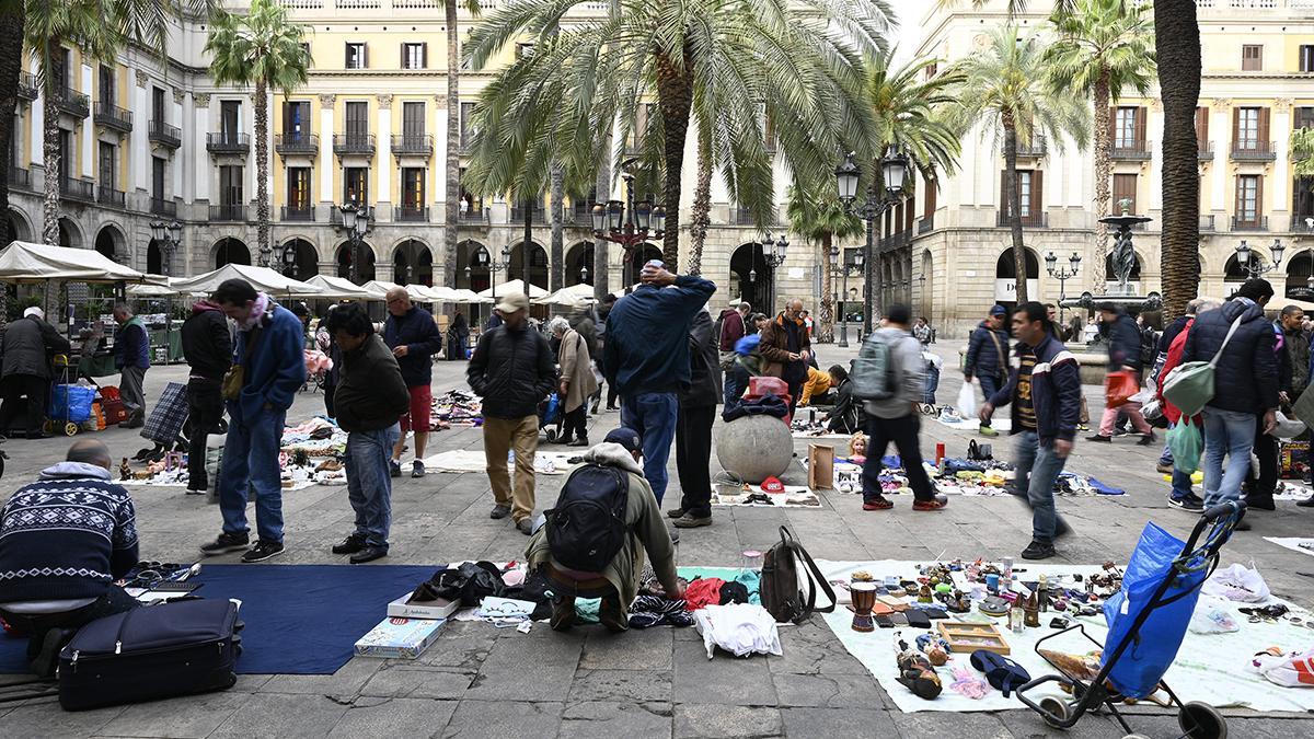 Vendedores ilegales trasladan el 'mercado de la miseria' de Glories a la plaza Reial