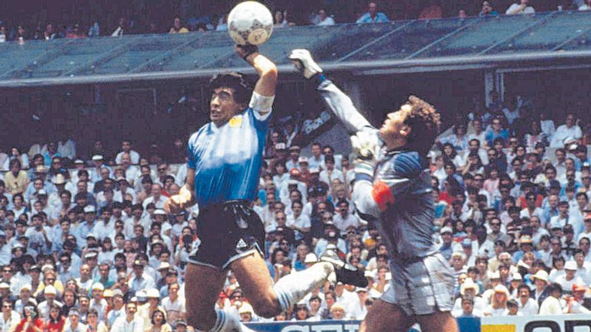 Maradona marca un gol ante Inglaterra en el Mundial de México de 1986 &quot;con la ayuda de la mano de Dios&quot;