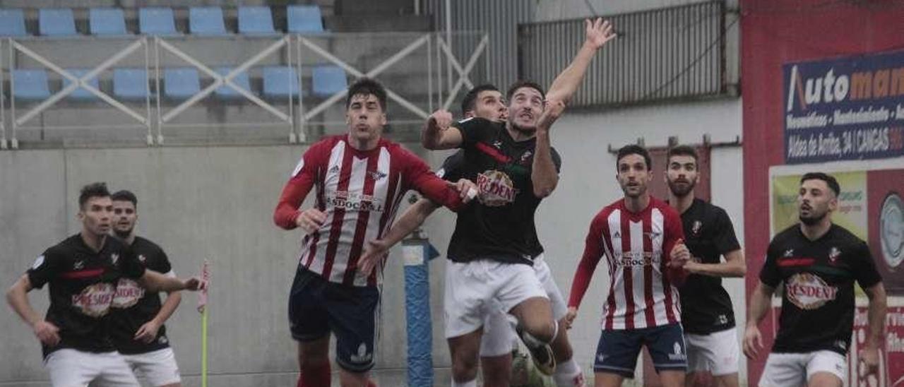 Jugadores del Alondras y el Villalbés pugnan en un lanzamiento a balón parado. // Santos Álvarez