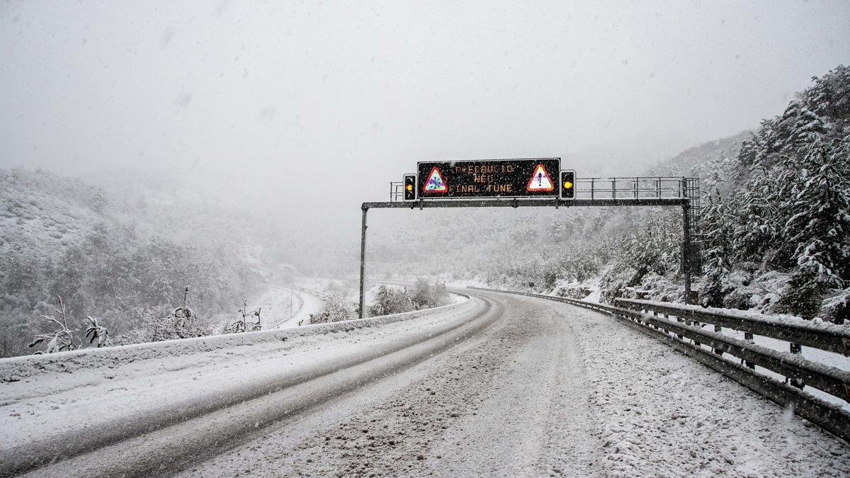 La nieve cubre la carretera, a 7 de febrero de 2023, en Vic, Barcelona.