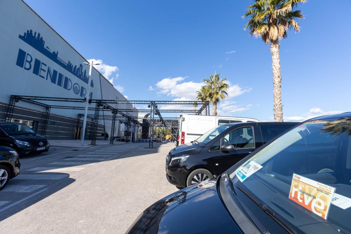 Así es el montaje de la zona "gastro" del Benidorm Fest y los exteriores del Palau