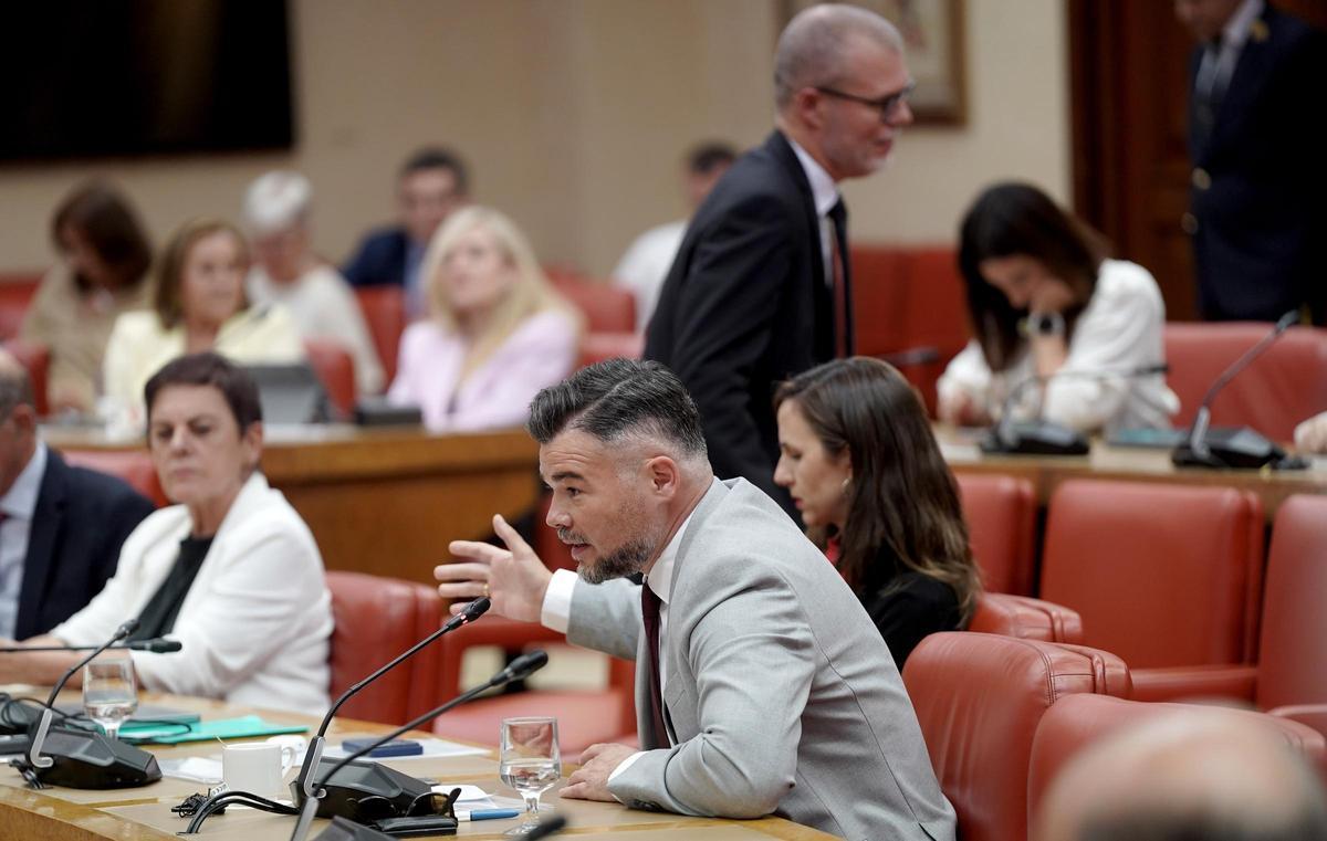 Gabriel Rufián, Josep Maria Cruset e Ione Belarra, durante la comparecencia en la Diputación Permanente del Congreso de los Diputados de Carlos Cuerpo, ministro de Economía y de Félix Bolaños, ministro de Presidencia y Justicia.